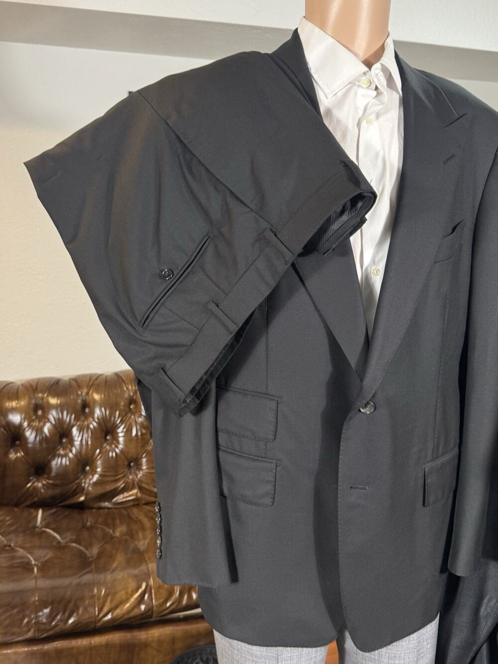 Tom Ford Black Windsor 2 Piece Peak Lapel Suit 56 46R 39x29.5 Trousers Wool Twil
